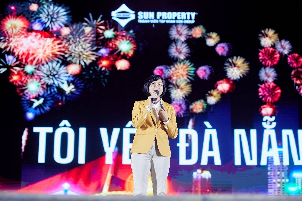 ba-mai-thi-hong-quyen-trinh-bay-ve-dong-luc-phat-trien-va-co-hoi-dau-tu-tai-da-nang Bà Nguyễn Ngọc Thúy Linh phát biểu tại sự kiện.