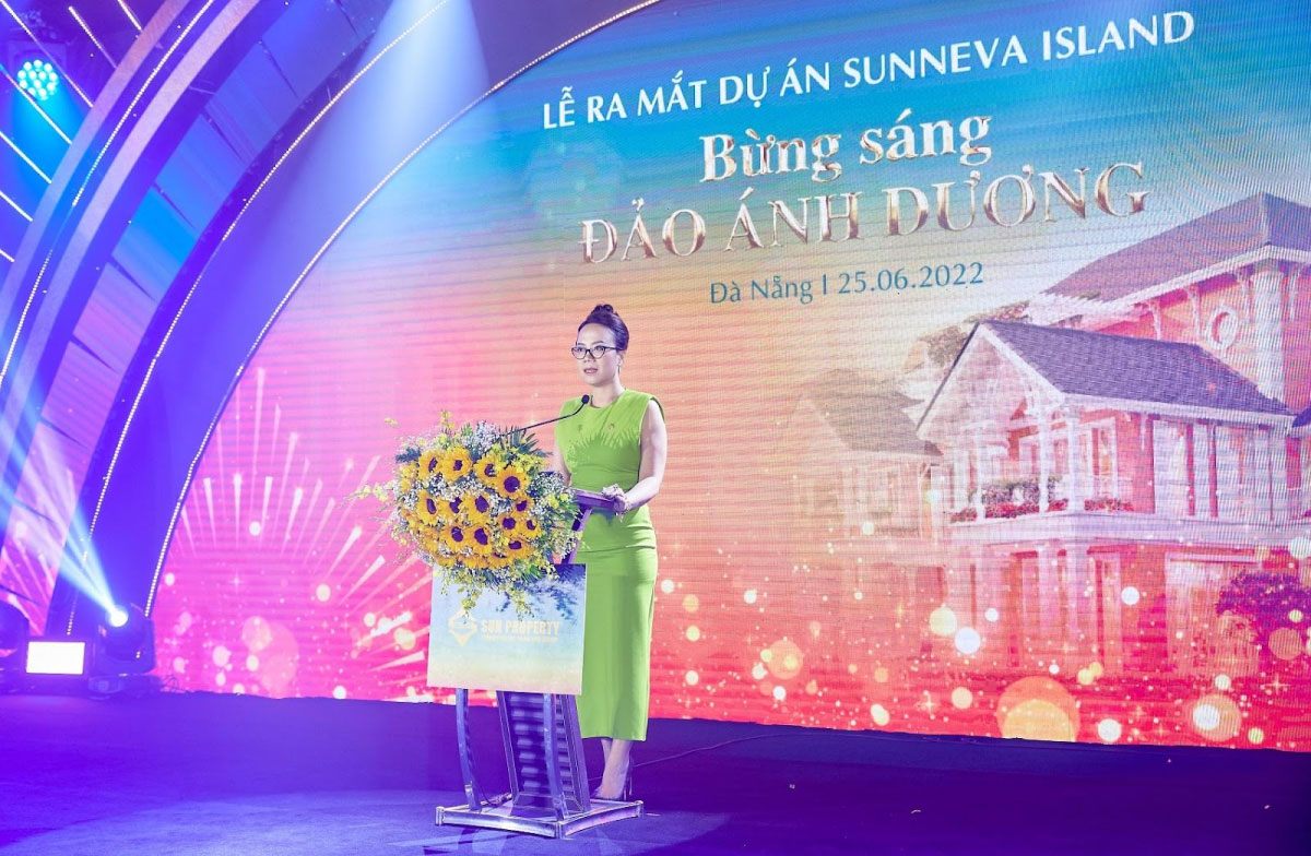 ba-nguyen-ngoc-thuy-linh-tong-giam-doc-sun-property-phat-bieu-tai-su-kien Bà Nguyễn Ngọc Thúy Linh, Tổng Giám đốc Sun Property phát biểu tại sự kiện.